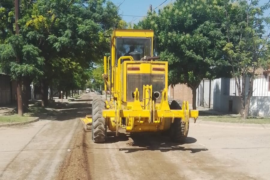 Intensifican los trabajos de nivelado y perfilado en diferentes barrios de la ciudad