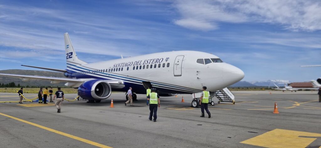 El avión hidrante de Santiago del Estero combate el incendio en el Parque Nacional Nahuel Huapi