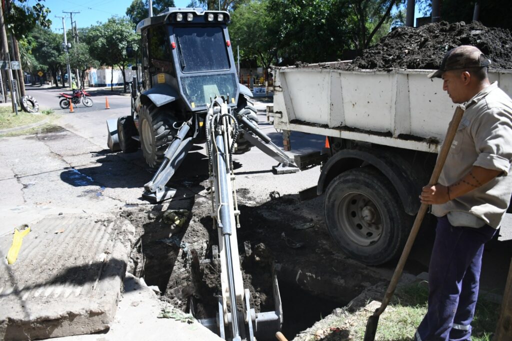 Trabajan en la desobstrucción  de un desagüe de los barrios Huaico Hondo y Jorge Newbery