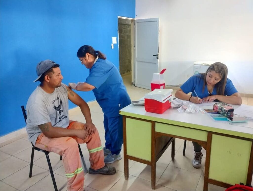 Continúa la campaña de vacunación contra el dengue en Capital