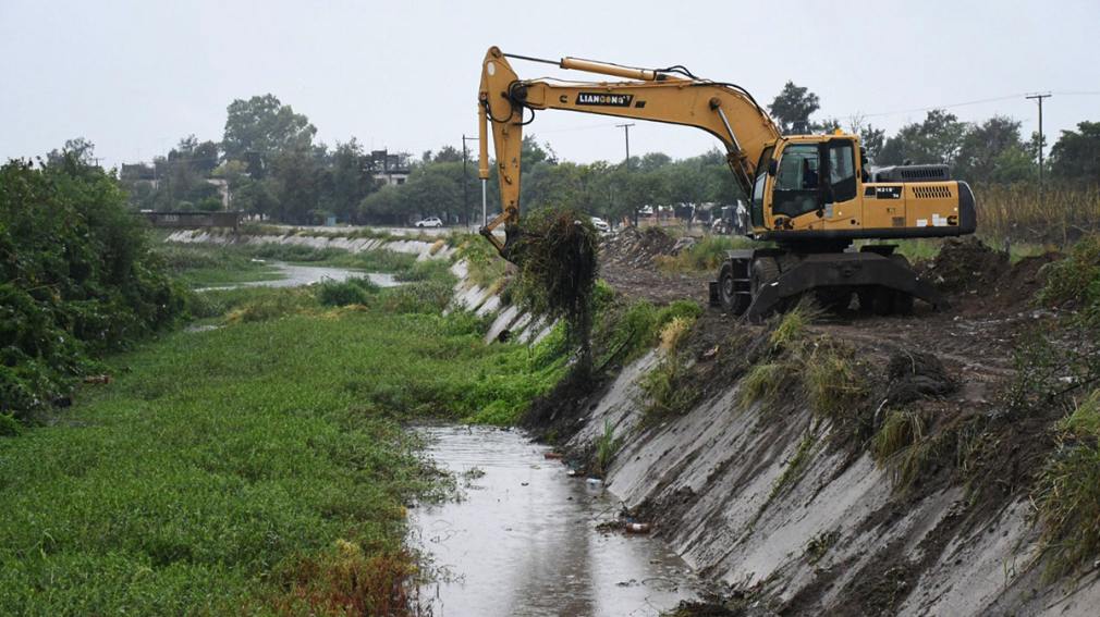 Capital: Trabajan en la limpieza del desagüe principal sur