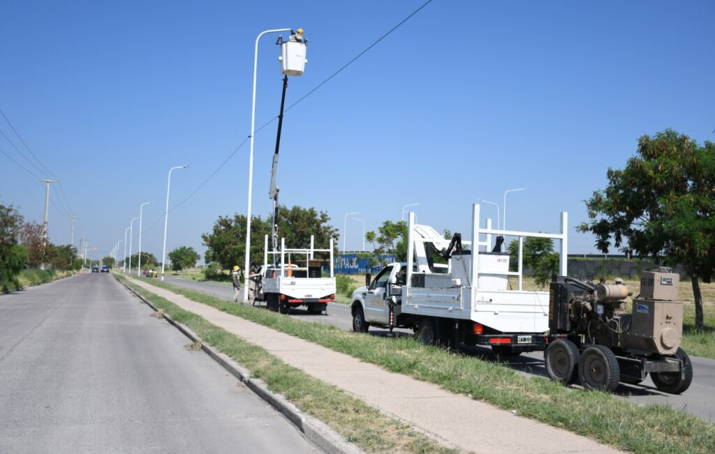 Recuperan alumbrado dañado por vandalismo en la colectora de la Circunvalación