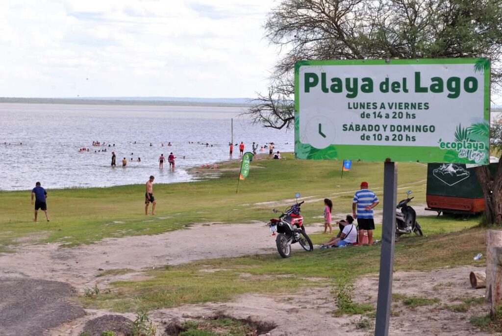 Las Termas: La playa del lago se consolida como un espacio elegido por turistas y vecinos