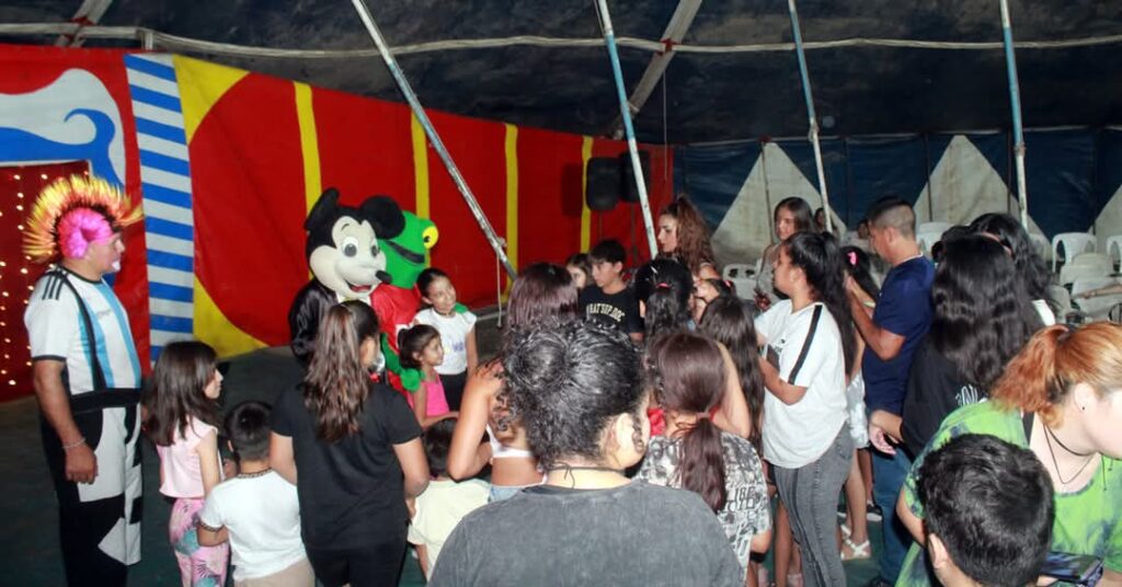 Pinto: Niños de la ciudad disfrutaron de una función gratuita de circo