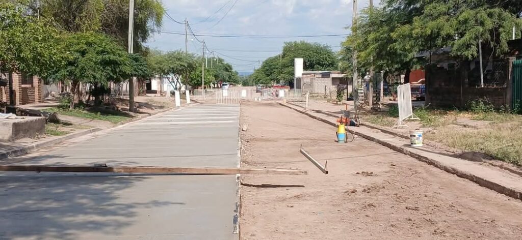 Inició la pavimentación de calle 27 de Abril en la ciudad de Sumampa