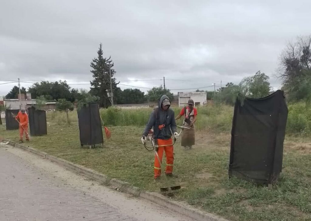 Intensifican los operativos de limpieza y desmalezamiento en la ciudad de Frías