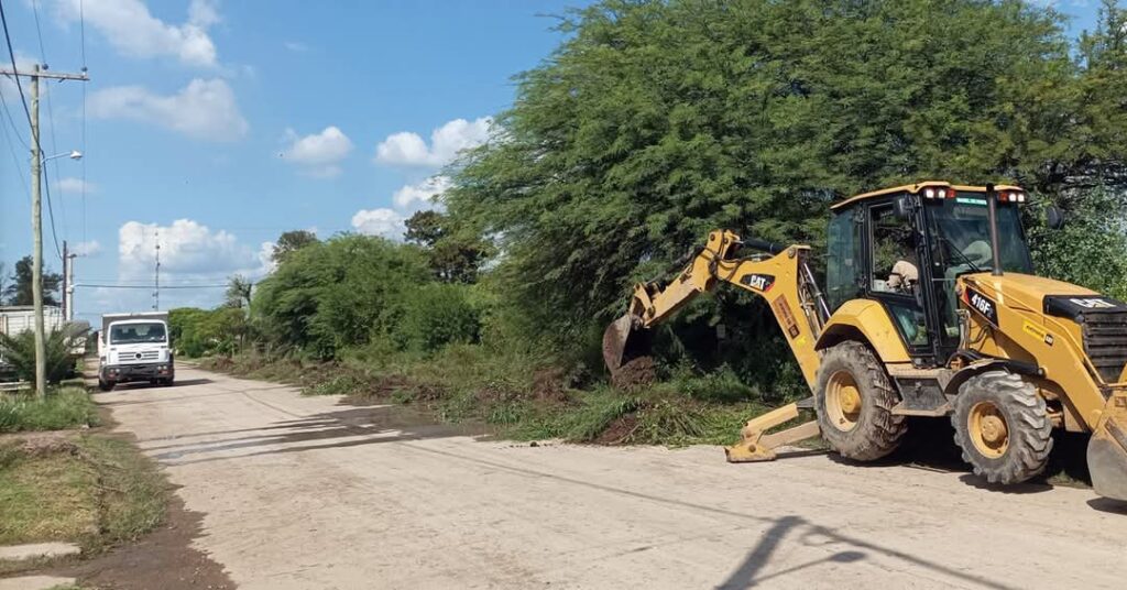 Pinto: Municipales trabajan en mantenimiento de desagües
