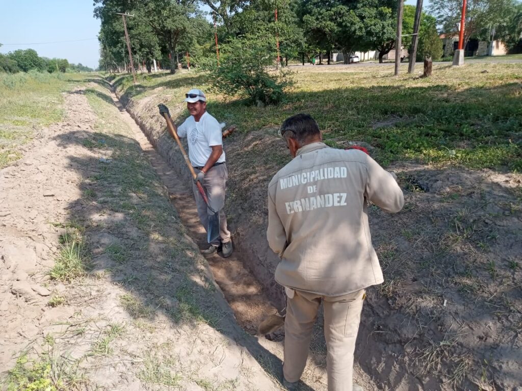 Fernández: Realizaron el mantenimiento de desagües en Avenida del Agro