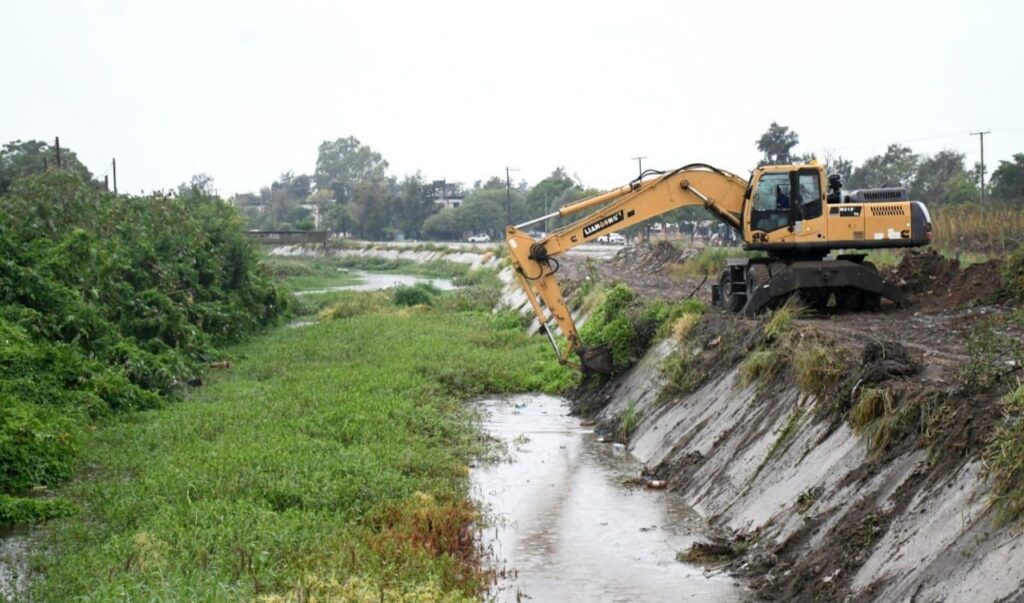 Realizaron trabajos de mantenimiento del desagüe de Alsina y Costanera