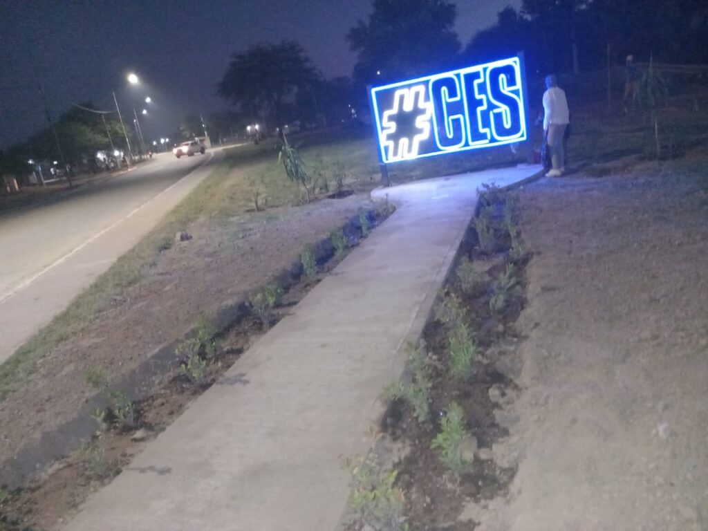 Empleados municipales realizan mantenimiento de espacios verdes en Colonia El Simbolar