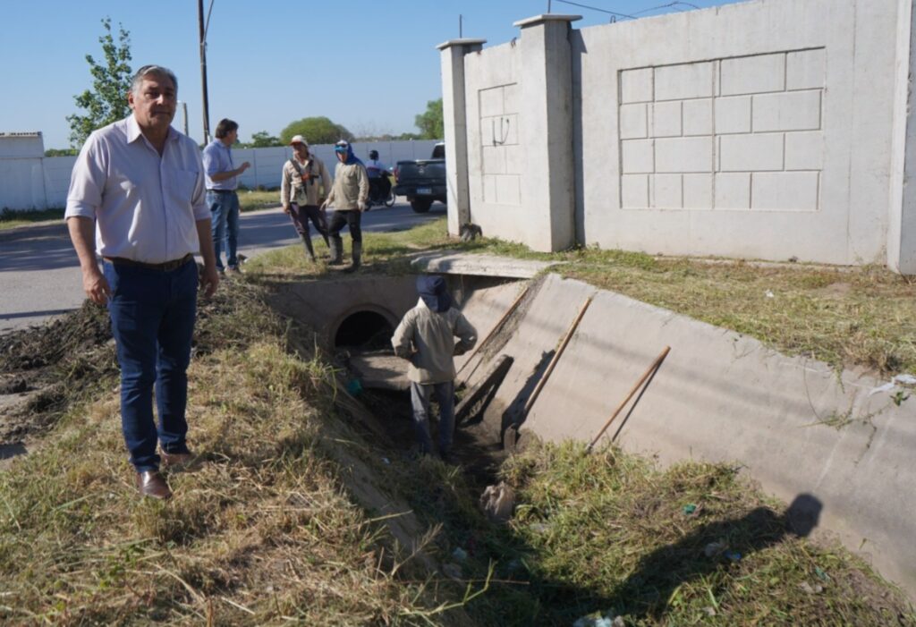 Intensifican la limpieza de desagües en diversos sectores de La Banda