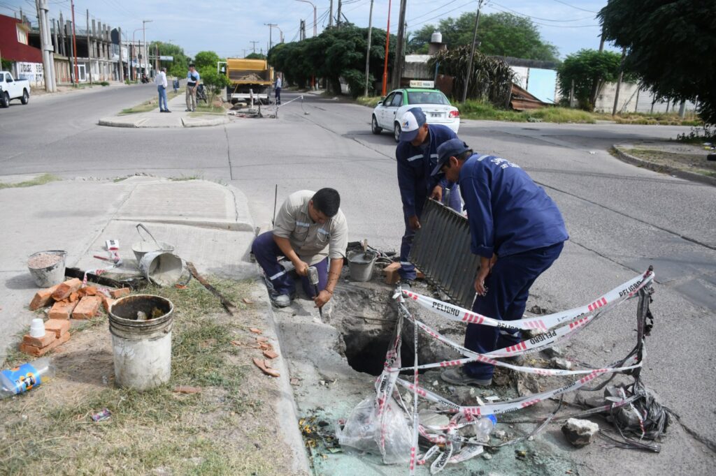 Trabajan en la reposición de rejillas de desagües de calle Colón