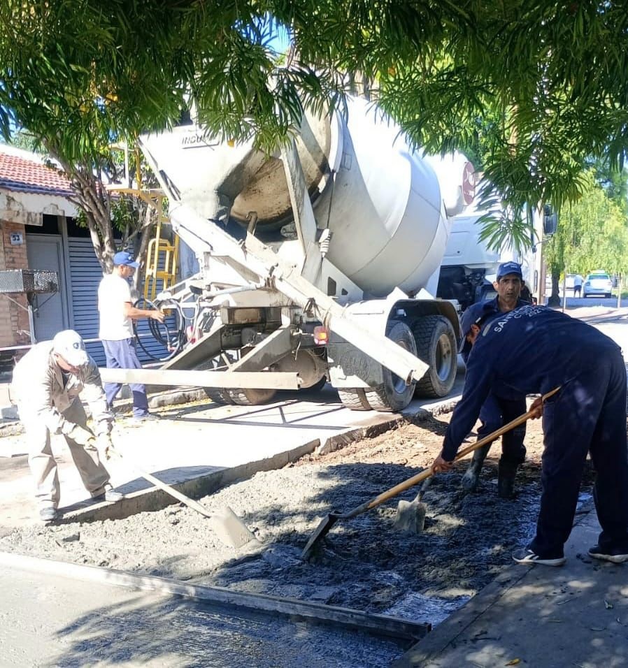Realizan bacheo de hormigón en el barrio Belgrano