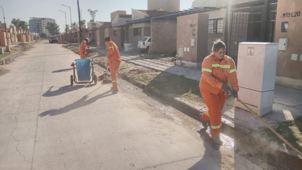 Desplegaron un operativo de limpieza y desmalezamiento en el barrio Parque del Río