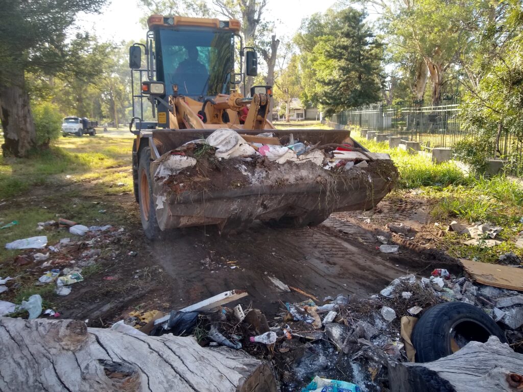 Trabajan en la limpieza de espacios del Parque Aguirre