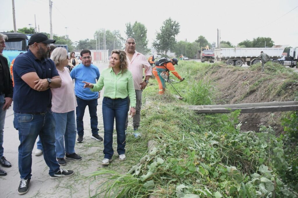 Realizan un operativo integral de limpieza en el desagüe de avenida del Trabajo de ciudad Capital