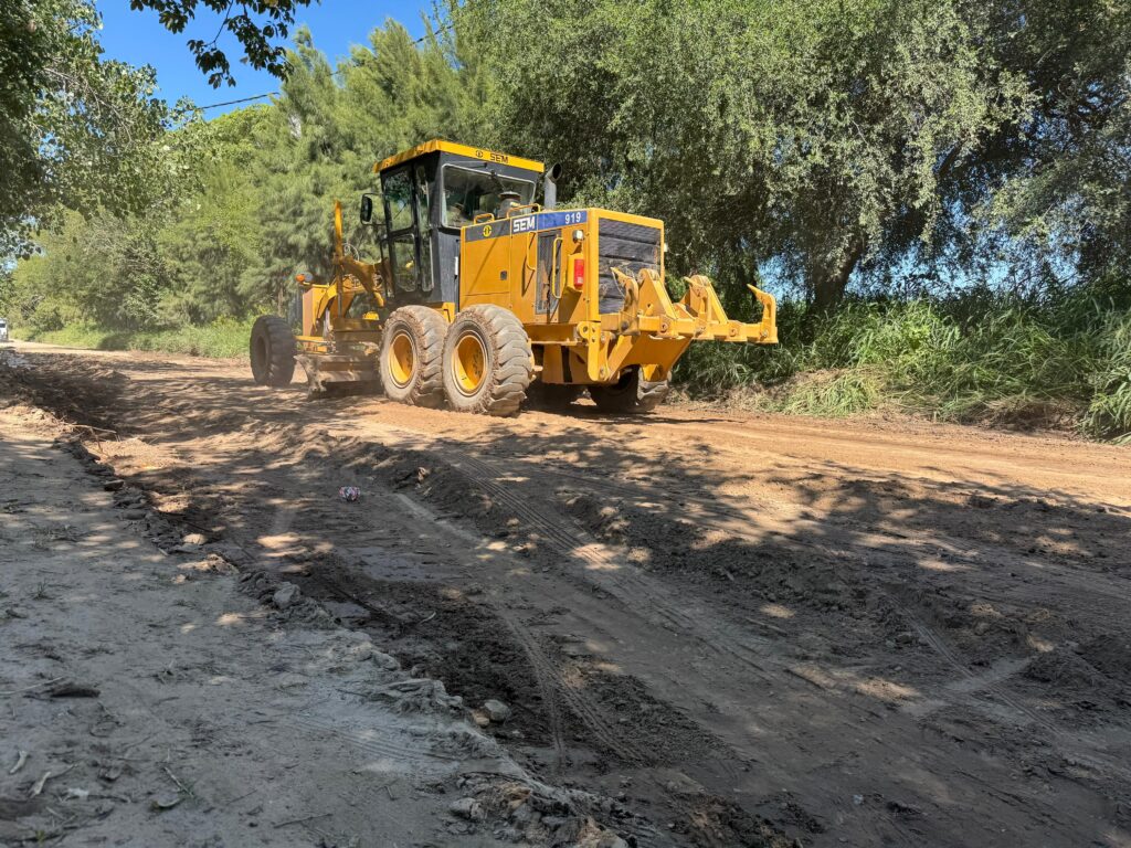 Realizan trabajos para poner en condiciones los caminos en La Dársena y San Ramón