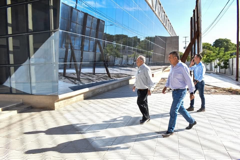 Fernández: El Gobierno provincial avanza con obras educativas, de salud y deportivas