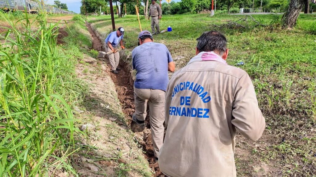 En Fernández trabajan en la limpieza de desagües En Fernández trabajan en la limpieza de desagües
