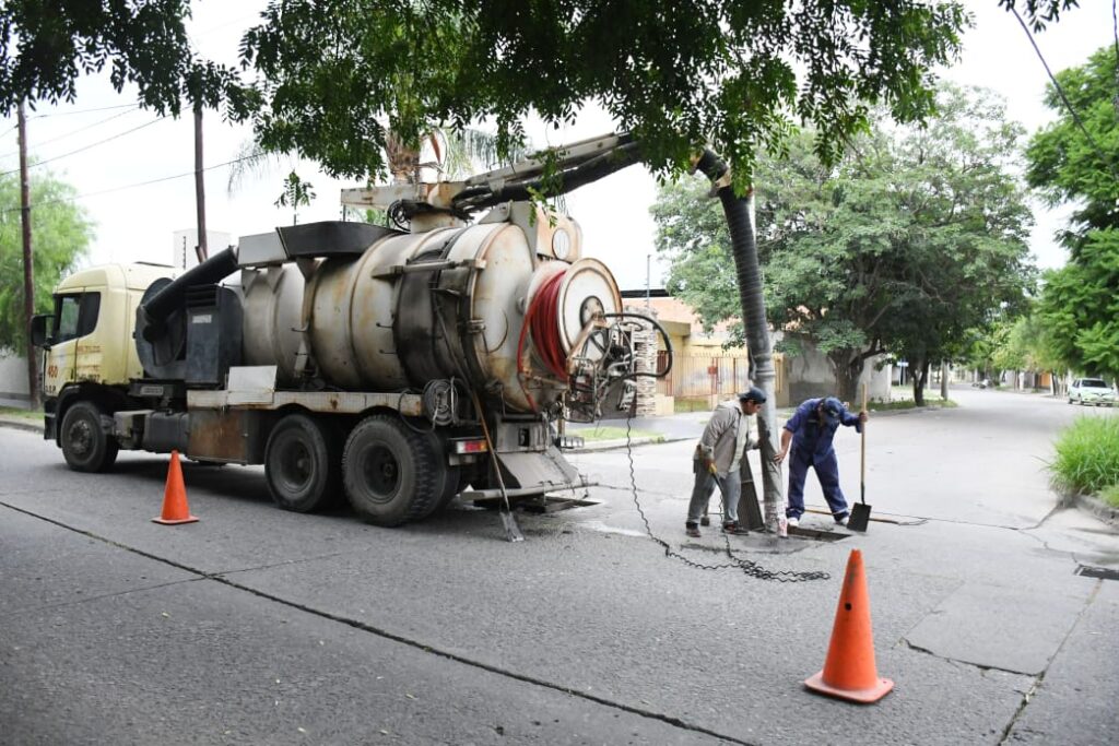 Trabajan en la desobstrucción de desagües en el barrio Cabildo