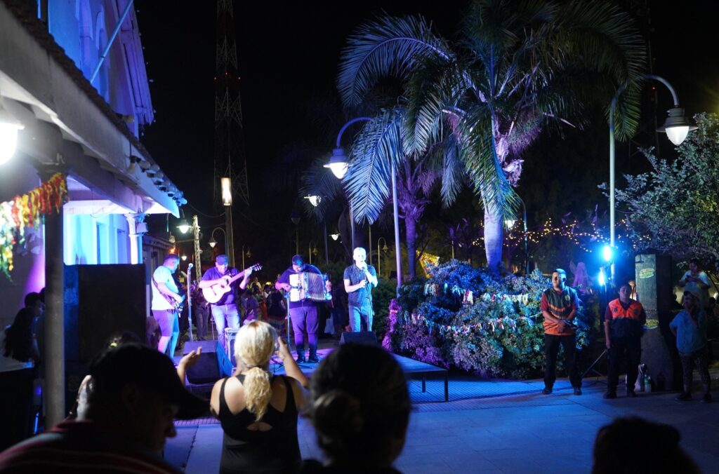 Más de 60 feriantes le pusieron color a la tradicional esquina de Belgrano y Besares