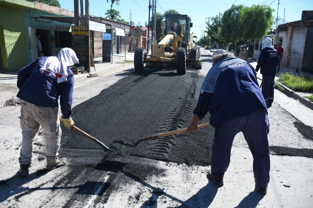Reparan calzadas de calles del barrio Borges