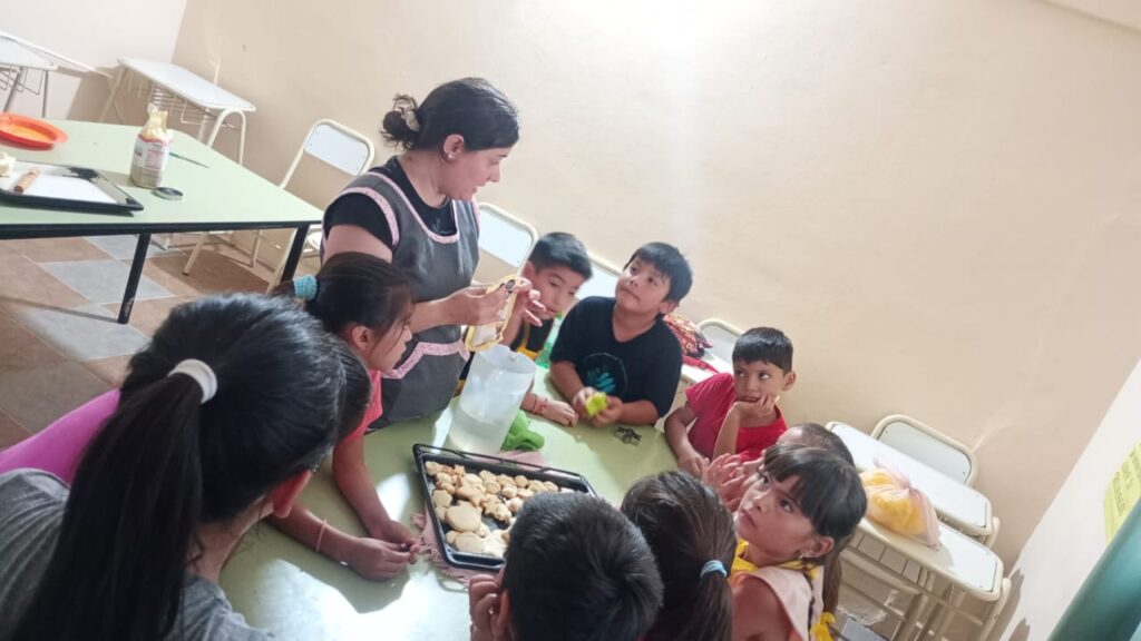 Continúan con gran éxito las clases de cocina infantil en Colonia El Simbolar