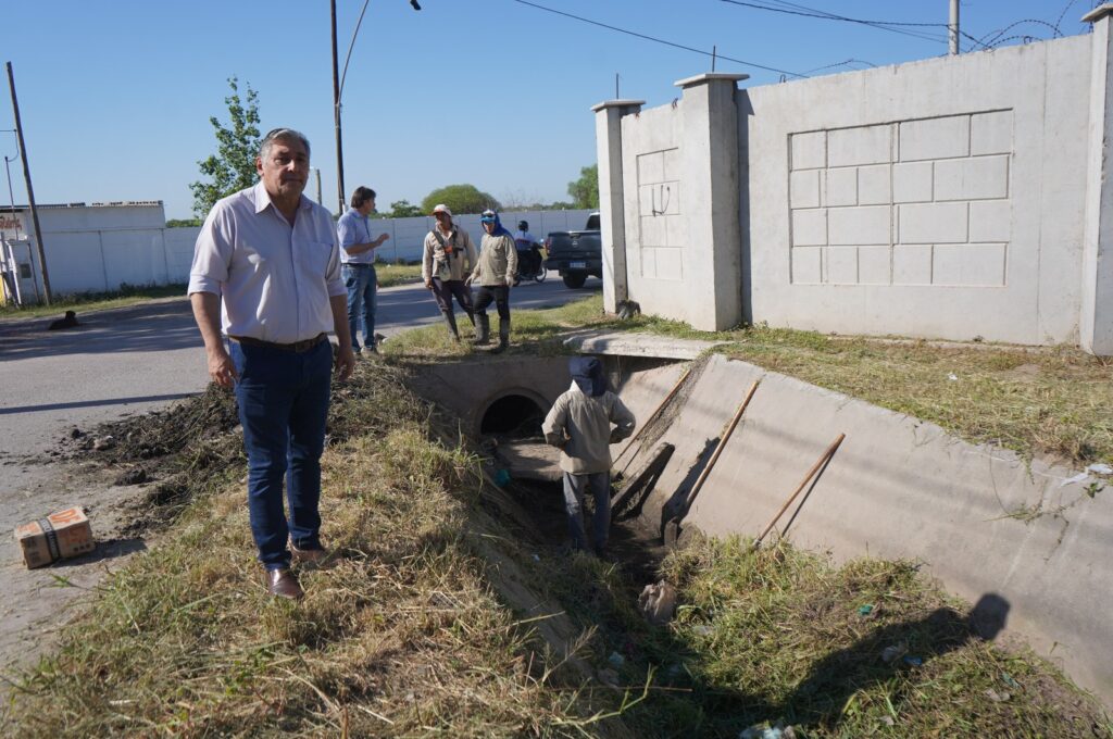 Refuerzan los trabajos de limpieza y mantenimiento en desagües pluviales de La Banda