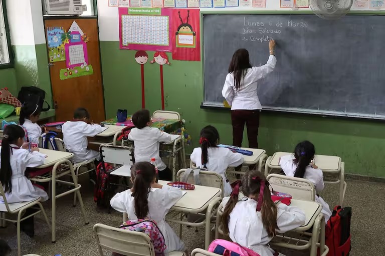 Convocan a inscripción a docentes para el nivel primario y un jardín de infantes 