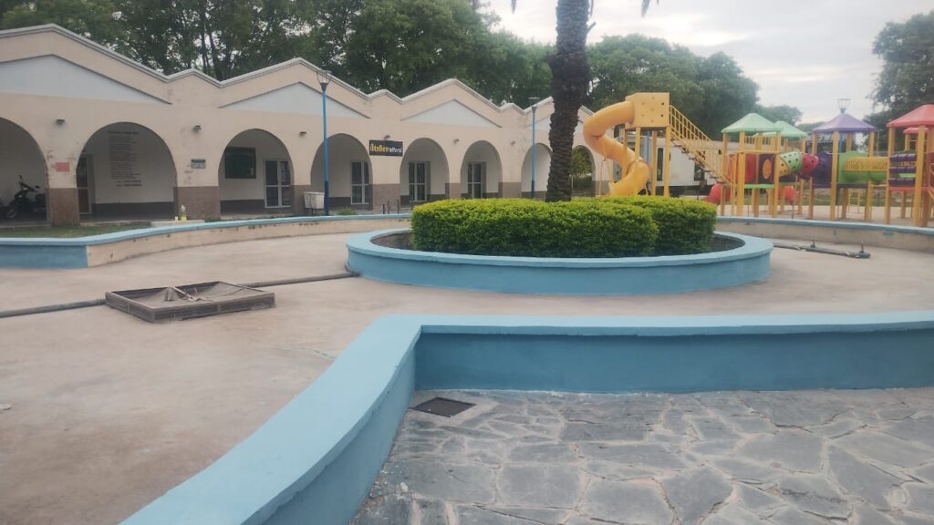 Trabajos de mantenimiento en la plaza “Mauricio Rojas”