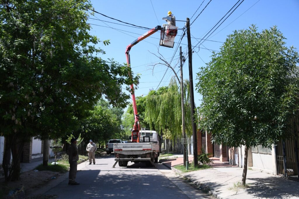 Realizan trabajos de mantenimiento del alumbrado en los barrios Siglo XX, Huaico Hondo y Borges