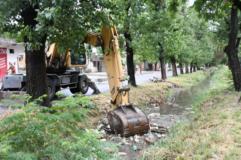 Realizan la limpieza de desagües pluviales en Capital