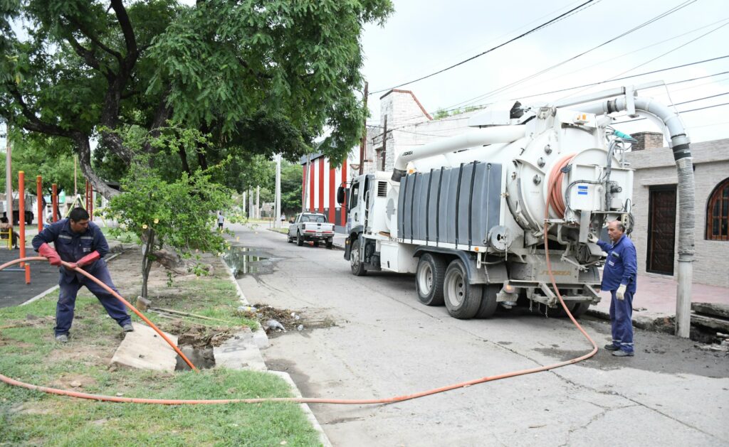 Trabajan en la desobstrucción y mantenimiento de desagües entubados del barrio Jorge Newbery