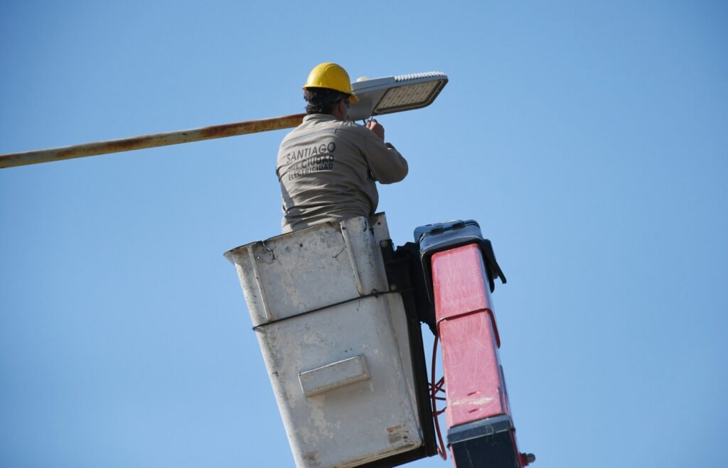 Instalan más de 250 puntos luz en distintas calles de barrios de Capital