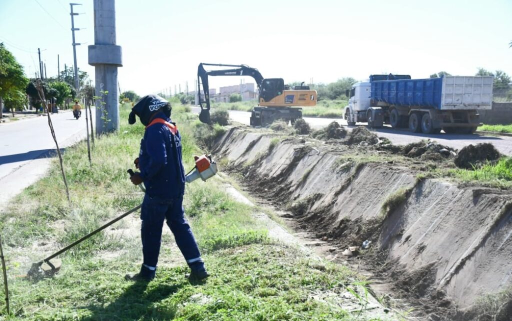 Limpian desagües en los barrios Villa del Carmen, Juan Felipe Ibarra y La Católica Limpian desagües en los barrios Villa del Carmen, Juan Felipe Ibarra y La Católica