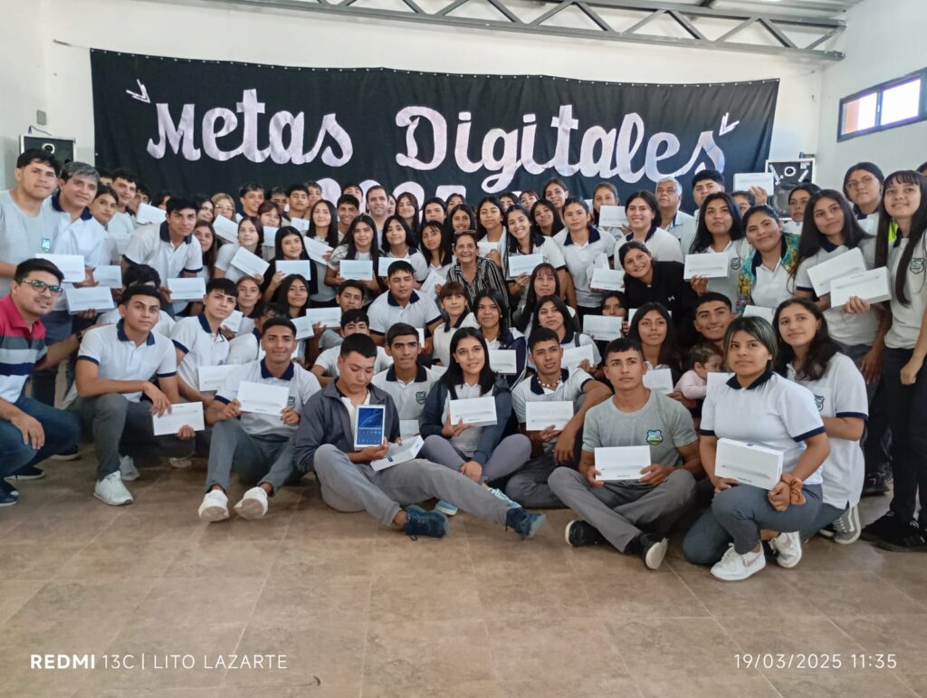 Entregan tablets a estudiantes de Clodomira