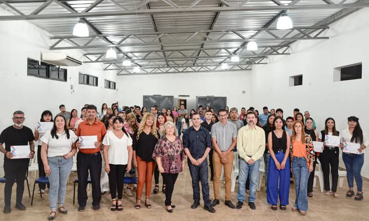 Entregan certificados a una nueva camada de egresados de la Escuela de Artes y Oficios de Clodomira