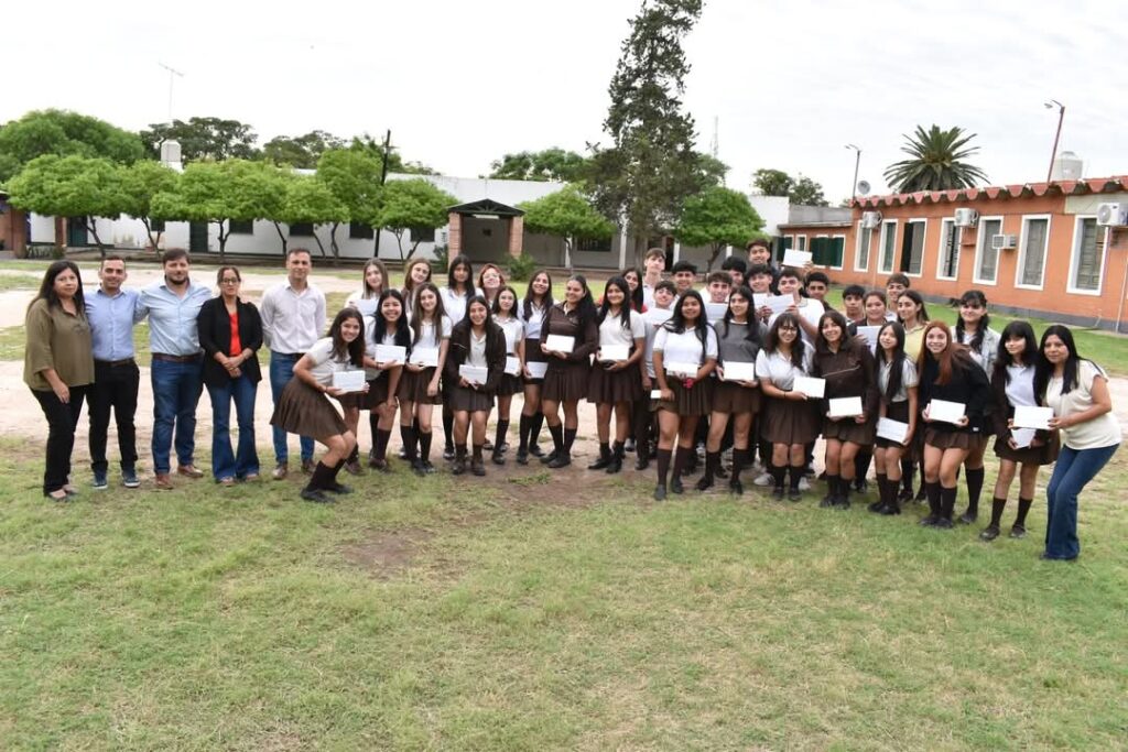 Fernández: Entregan tablets a estudiantes del Instituto Nuestra Señora del Rosario