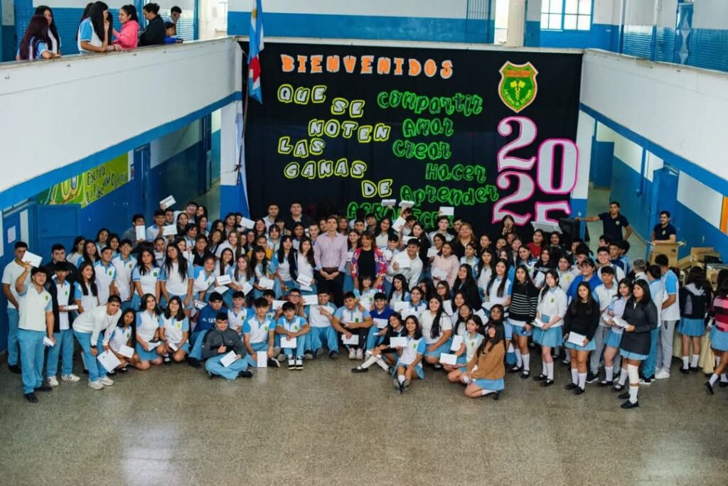Alumnos de instituciones educativas de Las Termas y de localidades cercanas recibieron tablets