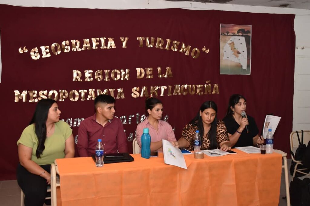 Fernández: Estudiantes presentaron un proyecto que busca revalorizar el patrimonio de los pueblos santiagueños Fernández: Estudiantes presentaron un proyecto que busca revalorizar el patrimonio de los pueblos santiagueños