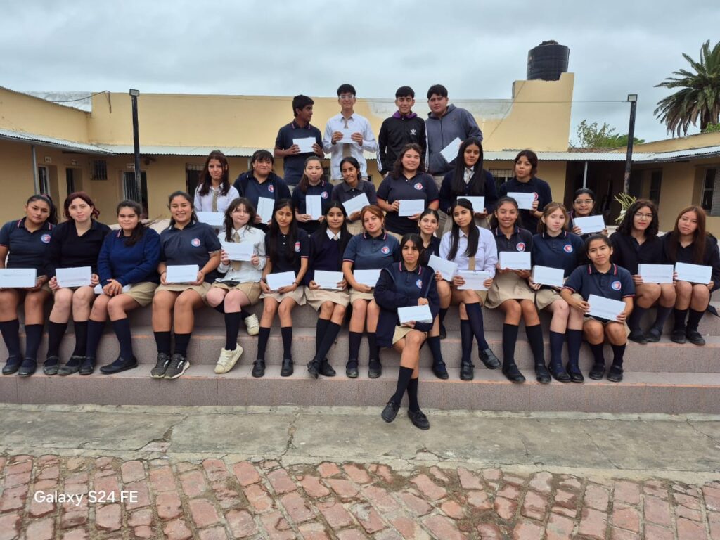 Añatuya: Alumnos del Colegio Sagrada Familia recibieron las tablets