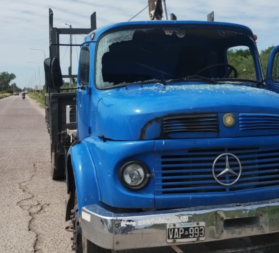 Atacaron a un camión municipal que trabajaba en reconversión lumínica en La Banda
