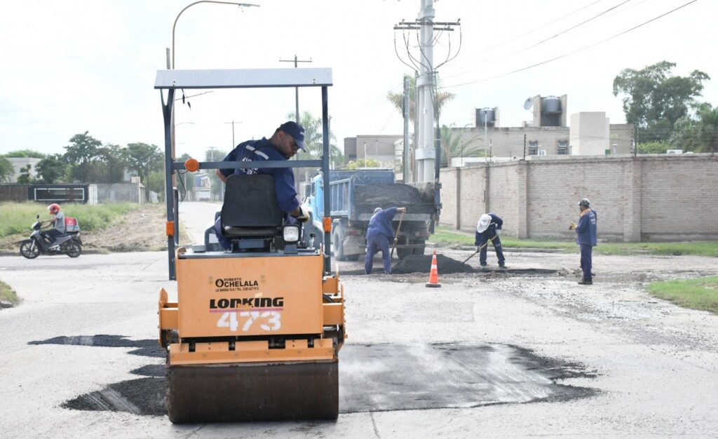 Realizan el mantenimiento en las calles de los barrios Jardín y Almirante Brown