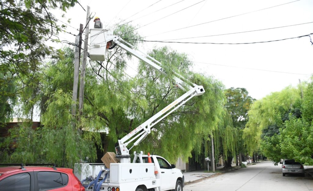 Instalan nuevos artefactos LED en el barrio Siglo XX