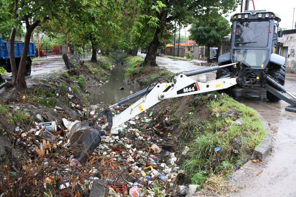 Retiran gran cantidad de residuos urbanos de los desagües de las Av. Aguirre y del Trabajo