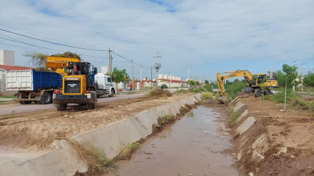 Trabajan en la limpieza y mantenimiento de desagües de las zonas sur y oeste