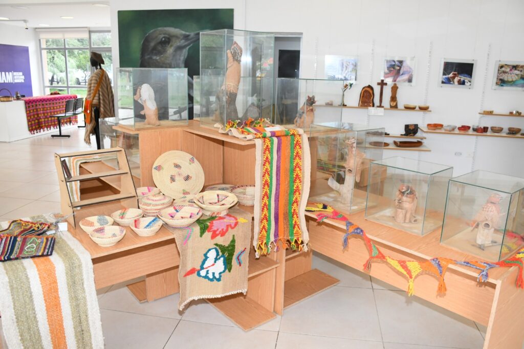 Un total de treinta artesanos exhiben sus producciones en el Mercado Artesanal Municipal Un total de treinta artesanos exhiben sus producciones en el Mercado Artesanal Municipal