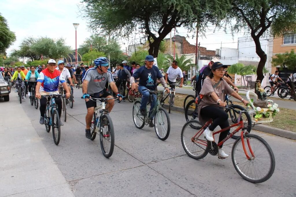Vía Crucis: Cientos de feligreses recorren la ciudad en bicicletas y motos