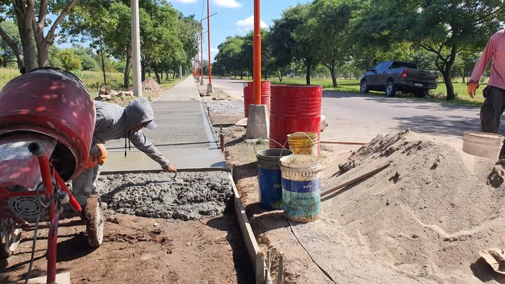 Fernández: Avanzan los trabajos de construcción de veredas en Avenida del Agro