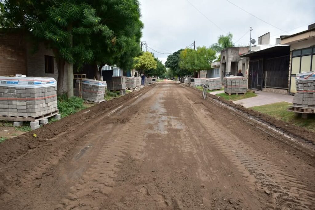 Frias: Trabajan en la pavimentación y mejoras de calles